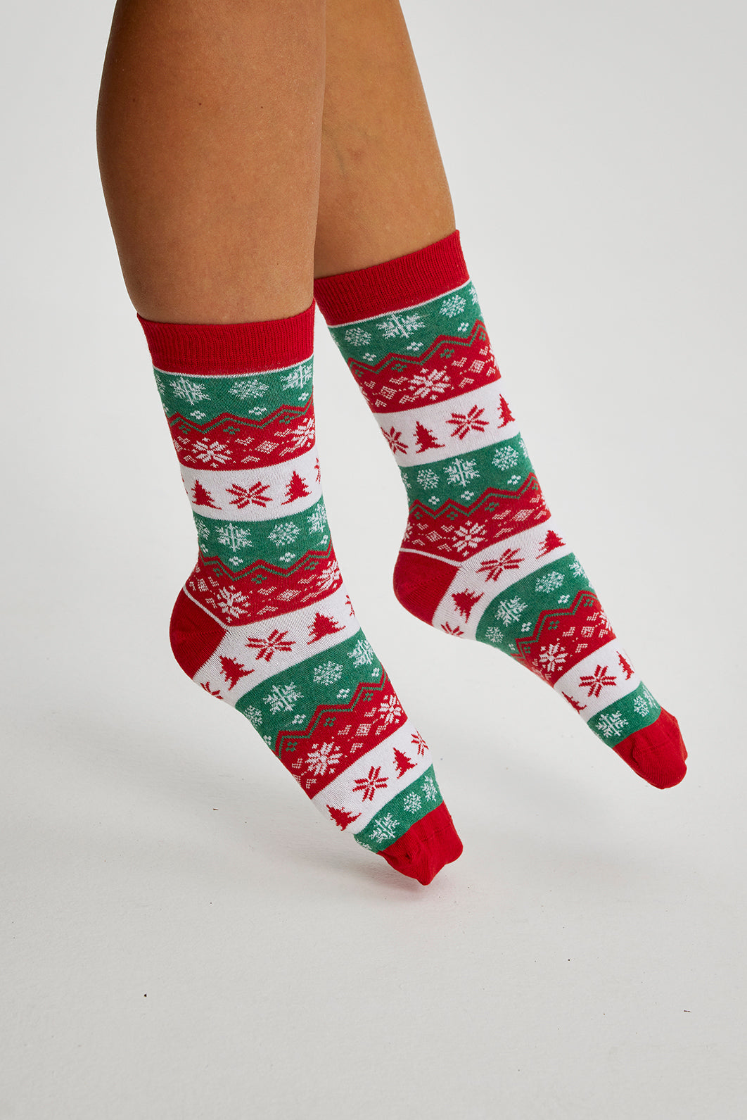 Rot, grün und weiß gemusterte Weihnachtssocken.